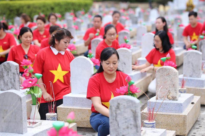Cán bộ, phóng viên PLVN dâng hương các mộ phần liệt sĩ tại Nghĩa trang Trường Sơn.