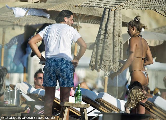 Trước đó, người đẹp gây chú ý bởi chuyện tình cảm với bạn trai Wes Nelson, 22 tuổi.