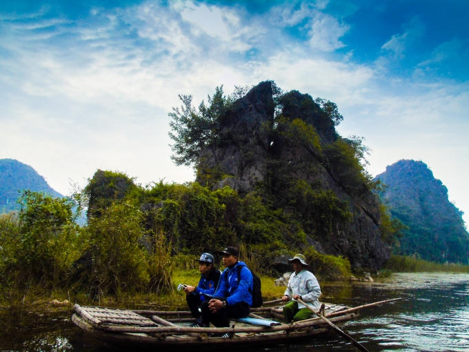Ngồi trên những chiếc thuyền tre nhẹ và mỏng, trôi trên mặt nước vắng lặng là một điều tuyệt thú