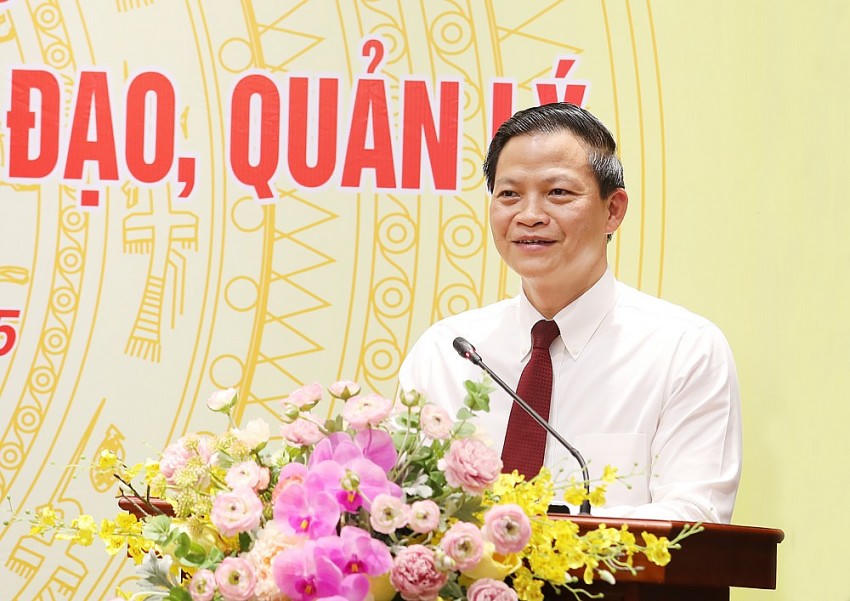 Đồng chí Vương Quốc Tuấn phát biểu giao nhiệm vụ. Ảnh: Báo Bắc Ninh