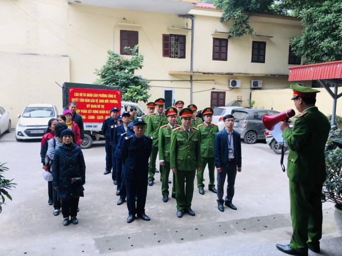 Đồng chí Phạm Văn Thịnh - Trung tá, Trưởng Công an phường Cống Vị triển khai ra quân thực hiện việc đảm bảo trật tự đô thị.