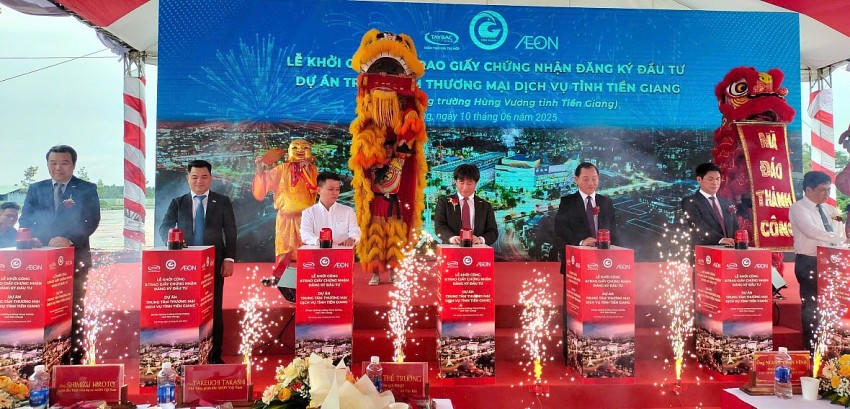 Đại biểu thực hiện nghi thức khởi công dự án Trung tâm thương mại dịch vụ tỉnh Tiền Giang