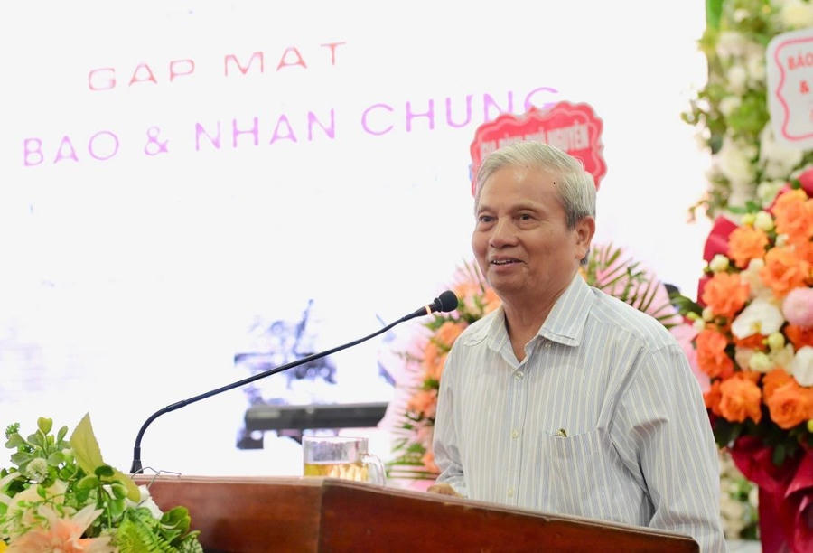 Tiến sĩ Lê Doãn Hợp, nguyên Bộ trưởng Bộ Thông tin và Truyền thông, nguyên Bí thư Tỉnh ủy Nghệ An phát biểu tại buổi gặp mặt.