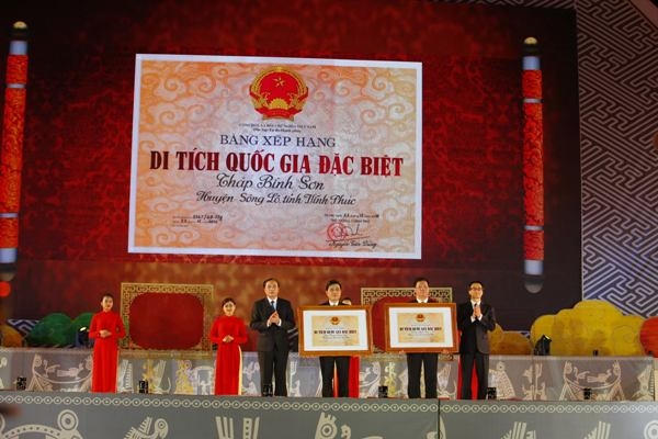 Lễ trao bằng xếp hạng di tích quốc gia đặc biệt.