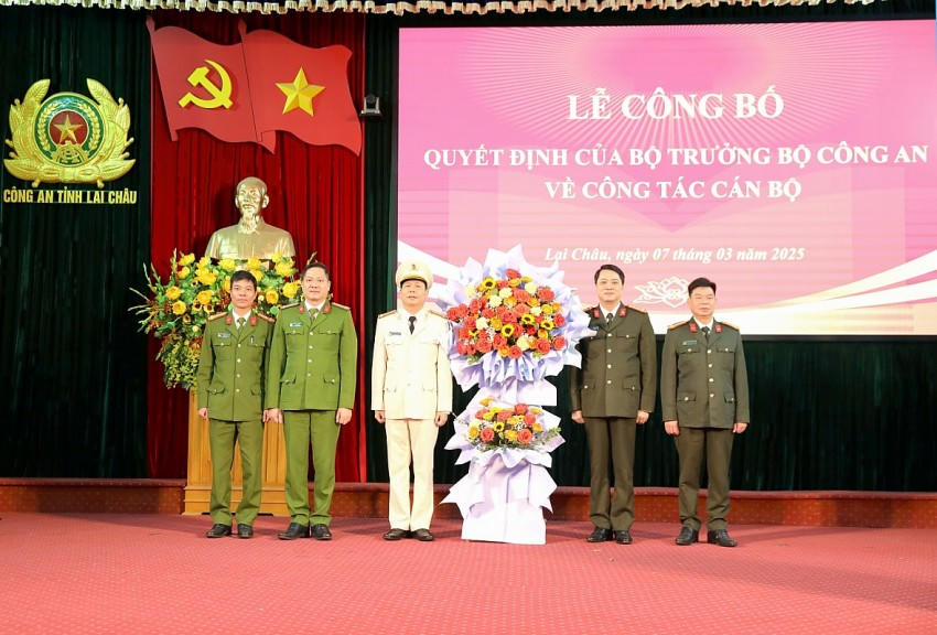 Ban Giám đốc Công an tỉnh chúc mừng Thượng tá Khoàng Văn Thương giữ chức Phó Giám đốc Công an tỉnh Lai Châu