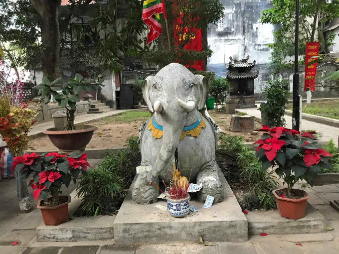 Voi phục tại sân chầu đền Quán Thánh.