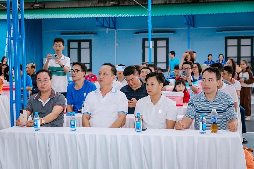 Các đại biểu dự lễ ra mắt.