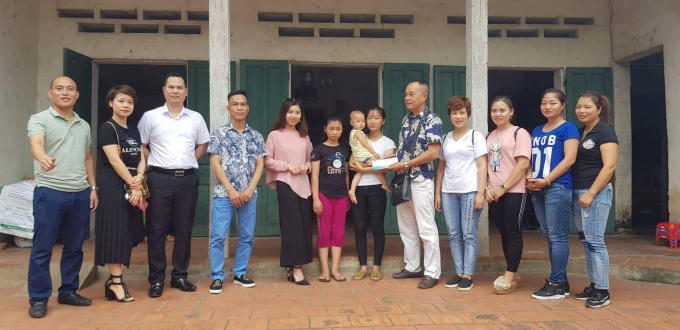 Đoàn từ thiện trao quà cho gia đình em Đỗ Phương Huệ.