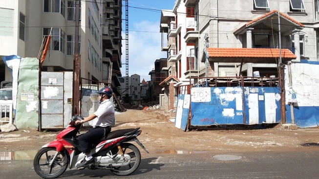 Đường vào dự án vẫn ngổn ngang.