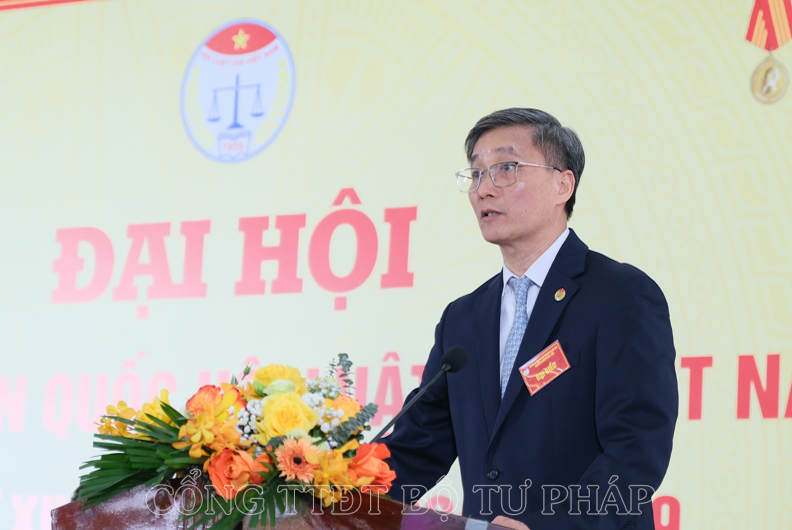 Ông Nguyễn Khánh Ngọc - Chủ tịch Hội Luật gia Việt Nam, Phó Bí thư Ban Cán sự Đảng, Thứ trưởng Bộ Tư pháp phát biểu nhận nhiệm vụ tại Đại hội.