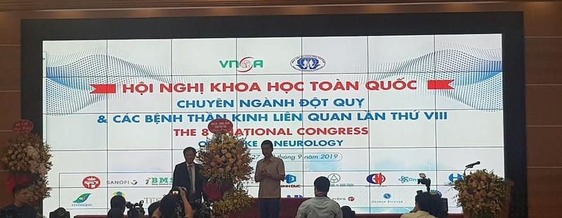 Phó Chủ tịch UBND tỉnh Phú Thọ Hồ Đại Dũng tặng hoa chúc mừng hội nghị