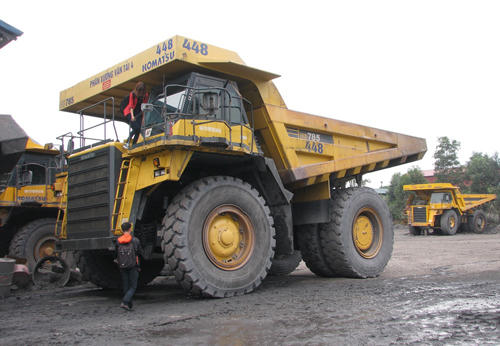 Chiều cao của xe 5,2 m, chiều ngang gần 6 m, dài hơn 11 m. Komatsu HD785 ngang bằng với những tòa nhà hai tầng.