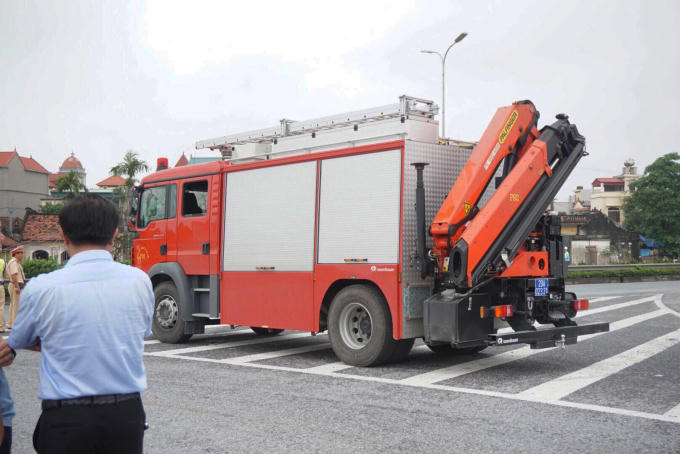 Chiếc xe cứu hoả được điều đến tái hiện lại vụ tai nạn. Thời điểm này, dọc cao tốc đoạn qua địa bàn xã Hà Hồi, huyện Thường Tín hướng về trung tâm Hà Nội tạm thời được công an phân luồng đi vào quốc lộ 1A cũ.
