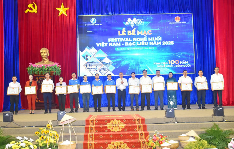 Ông Lữ Văn Hùng - Ủy viên BCH TW Đảng, Bí thư Tỉnh ủy Chủ tịch HĐND tỉnh Bạc Liêu, trao Bằng khen cho tập thể đã có thành tích xuất sắc trong công tác tổ chức Festival nghề Muối.