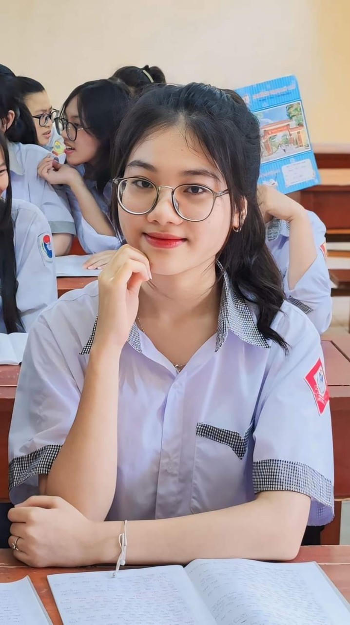Nữ sinh Phạm Quỳnh Anh, học sinh trường THPT Mỹ Tho đạt điểm 10 môn Ngữ văn