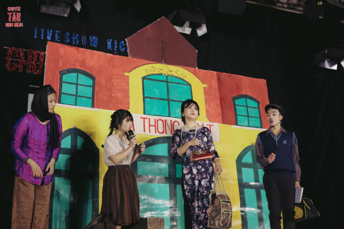 Sân khấu của Đêm kịch “Chuyến tàu định mệnh” được dàn dựng hoành tráng, đẹp mắt bởi những bàn tay khéo léo của Đội Tổ chức sự kiện Văn nghệ Xung Kích.