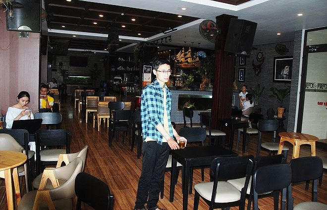 Hàng ngày, Sính phụ quán cà phê để kiếm tiền mưu sinh, trang trải cho việc học