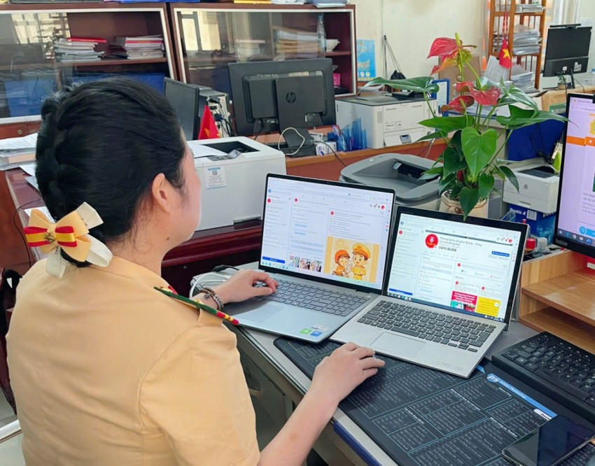 Cán bộ, chiến sĩ Phòng CSGT - Công an tỉnh Đồng Nai sử dụng, theo dõi, đăng tin bài lên trang Fanpage.