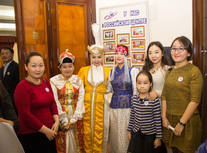 Sinh viên Mông Cổ chụp ảnh lưu niệm.