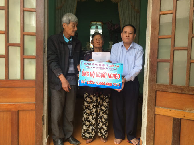 Trước đó cũng từ nguồn quỹ “Vì người nghèo” Hợp tác xã Dịch vụ Tiến Đạt còn có trao cho bà Nguyễn Thị Tồn (84 tuổi) 44/2 Phan Trọng Tịnh (phường Hương Long, TP Huế) số tiền 2 triệu đồng.