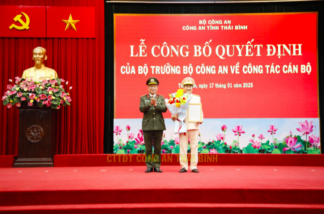 Bộ trưởng Bộ Công an quyết định thăng cấp bậc hàm từ thượng tá lên đại tá cho Phó Giám đốc Công an tỉnh Thái Bình Phạm Thanh Tiến. Ảnh: CA Thái Bình