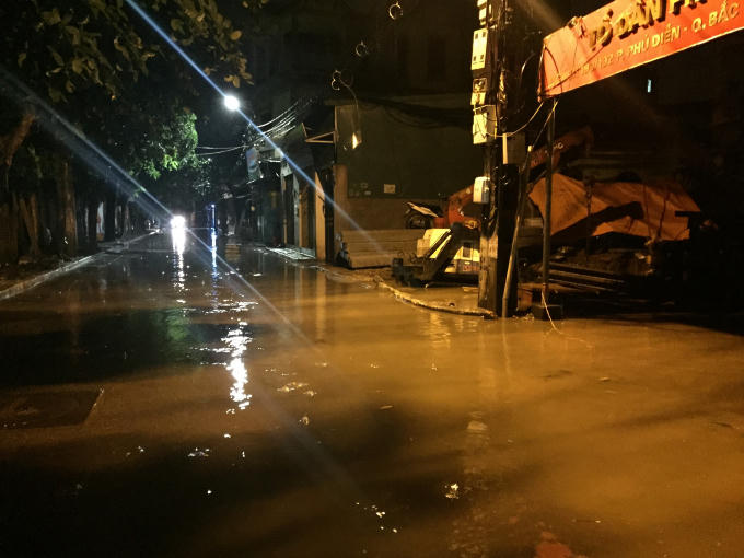 Đường Phú Diễn, Nam Từ Liêm ngập sâu nhiều giờ.
