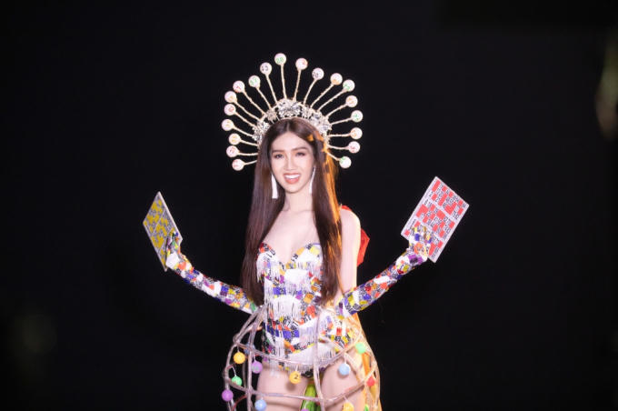 Đưa cả “gánh Lô tô” lên sân khấu, Đỗ Nhật Hà gây bất ngờ tại Miss International Queen 2019