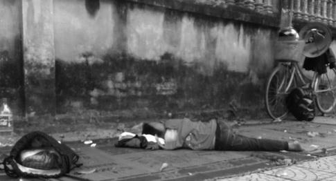 Đứa trẻ nằm ngủ bơ vơ giữa sân tòa vì mẹ còn lo chạy theo xe thùng kêu oan.