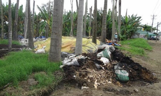 Không chỉ ảnh hưởng đến nguồn nước, kiểu xử lý thiêu hủy đã làm cho không khí cả một vùng tràn ngập trong khí độc.