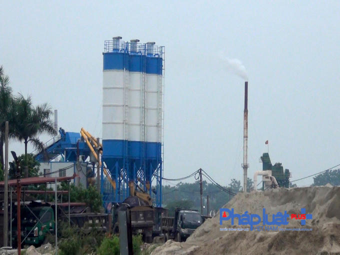 Mặc dù chưa có giấy phép nhưng các trạm bê tông tươi, bê tông át phan vẫn "vô tư" hoạt động, ảnh hưởng đến hành lang đê sông Cầu chạy qua xã Đông Tiến, huyện Yên Phong (Bắc Ninh).
