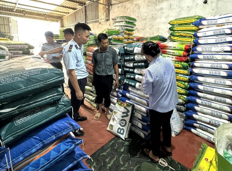 Đội Quản lý thị trường (QLTT) số 5, Cục Quản lý thị trường tỉnh Thái Nguyên phát hiện, ngăn chặn 2 tấn phân bón kém chất lượng. Ảnh: Đội QLTT số 5