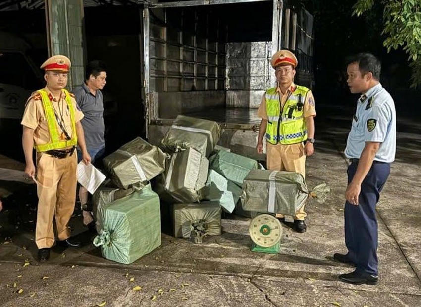 Ô tô tải vận chuyển 300kg lòng lợn không rõ nguồn gốc.
