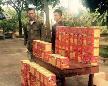 Hai đối tượng và tang vật tại cơ quan điều tra.