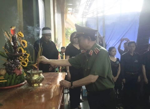 Thượng tướng Tô Lâm, Bộ trưởng Bộ Công an thắp nhang tiễn biệt Bí thư tỉnh Yên Bái.
