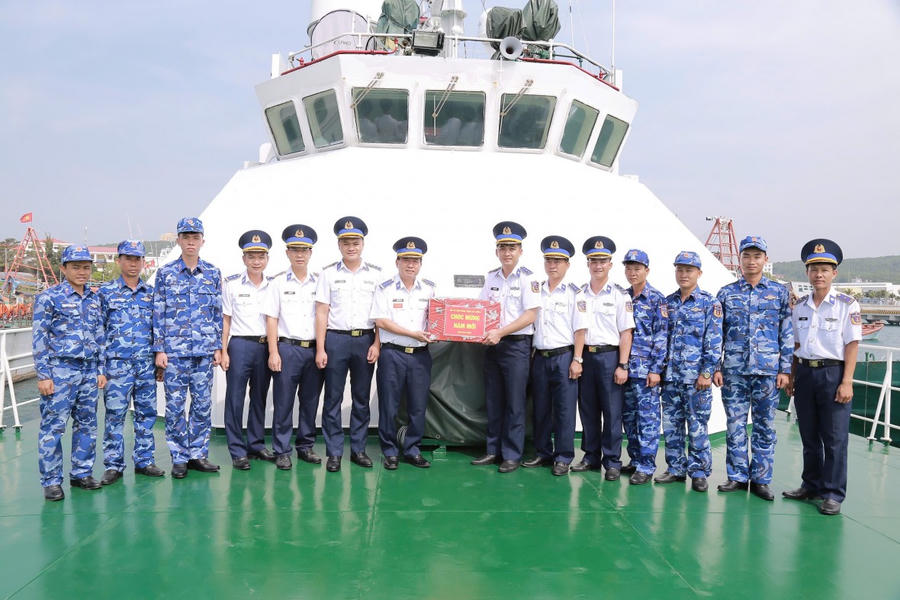 Đại tá Trần Nguyên Lai – Phó Tư lệnh, Tham mưu trưởng BTL Vùng Cảnh sát biển 4 tặng quà chúc mừng năm mới cán bộ, chiến sĩ tàu CSB 4039
