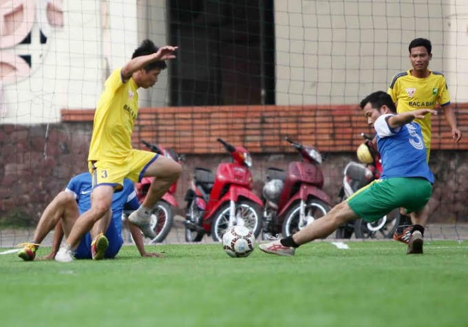 Một pha bóng giữa CLB Liên quân báo chí Nghệ An (áo vàng) và đội bóng Sở TT&amp;TT tại giải bóng đá báo chí Hội nhà báo tổ chức vào tháng 6-2016.