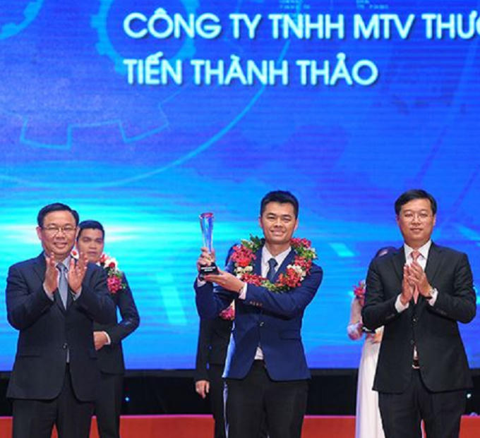 Phó Thủ tướng Vương Đình Huệ và Bí thư thứ nhất T.Ư Đoàn, Chủ tịch T.Ư Hội LHTN Việt Nam Lê Quốc Phong trao khen thưởng cho Top 10 doanh nhân trẻ khởi nghiệp xuất sắc năm 2018.