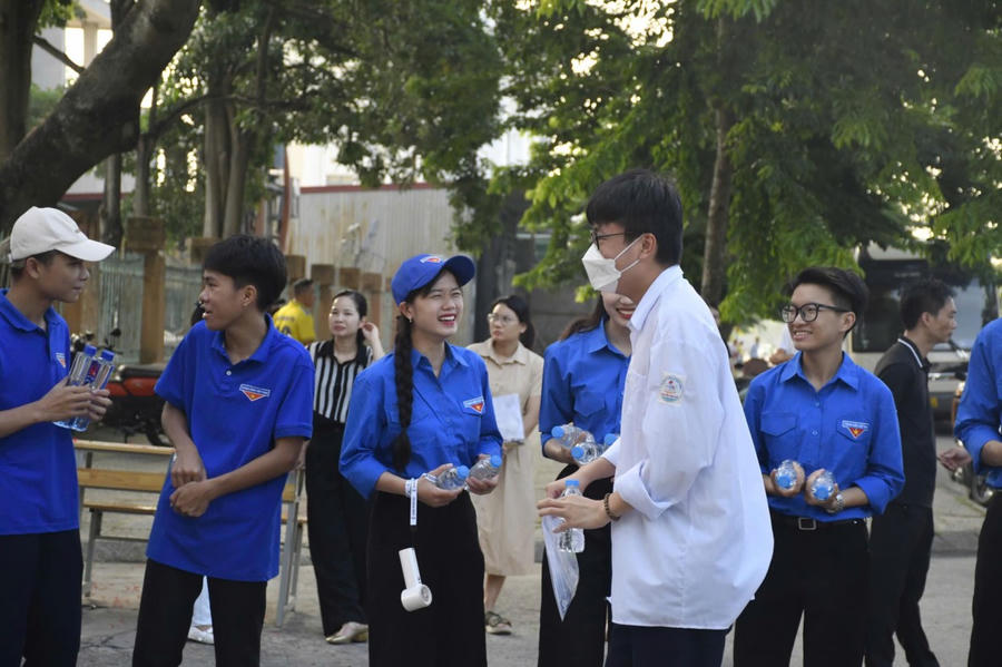 Các em học sinh ở huyện Lâm Thao (Phú Thọ) có mặt rất sớm tại điểm thi.