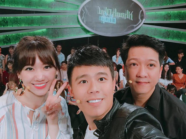 Giữa “bão” scandal, hình ảnh mới nhất của Trường Giang được đổ dồn sự chú ý khi MC Anh Huy chia sẻ ảnh chụp cùng Trường Giang và Hari Won trong buổi ghi hình một gameshow. Hình ảnh cho thấy, Trường Giang có vẻ mệt mỏi và không nở nụ cười hay làm các động tác hài hước như cách chụp hình quen thuộc.