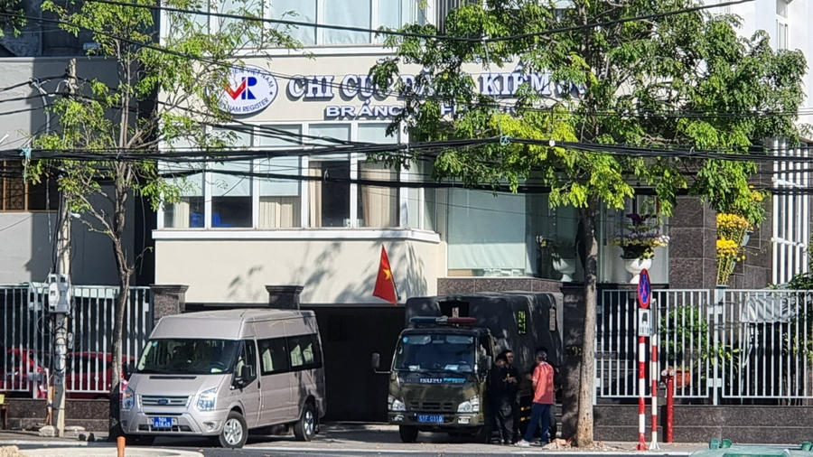 Nhiều xe đặc chủng của cảnh sát đậu trước cổng Chi cục đăng kiểm số 9, phong toả và hạn chế người vào ra toà nhà.