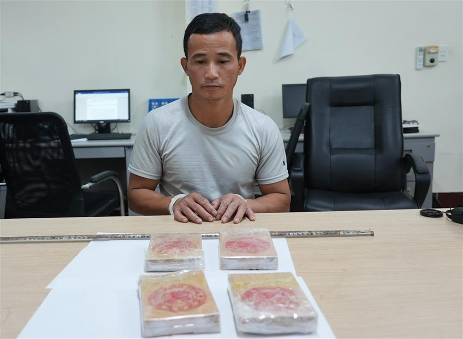 Đối tượng Mã Sơn Hà cũng tang vật là 4 bánh ma túy tại cơ quan Công an. Ảnh: bocongan.gov.vn