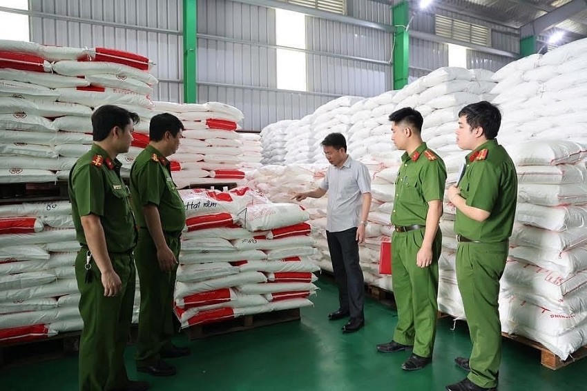 Lô sản phẩm mỳ chính giả của công ty TNHH Famimoto Việt Nam bị tạm giữ. (Ảnh: CA tỉnh Phú Thọ)