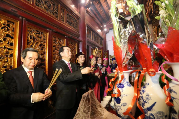 Chủ tịch nước Trần Đại Quang cùng các đại biểu dâng nén hương thơm tưởng nhớ công ơn to lớn của các Vua Hùng tại Đền Thượng nằm trên đỉnh núi Nghĩa Lĩnh.