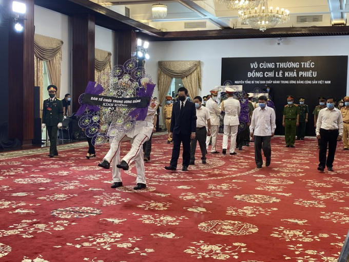 Đoàn Ban Tổ chức Trung ương do ông Mai Văn Chính làm trưởng đoàn đến viếng nguyên Tổng bí thư Lê Khả Phiêu.