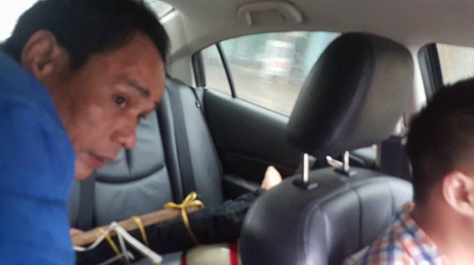 Sơ cứu ban đầu và chuyển nạn nhân lên ô tô riêng. Nguồn: Phạm Hồng Quân/www.otofun.net