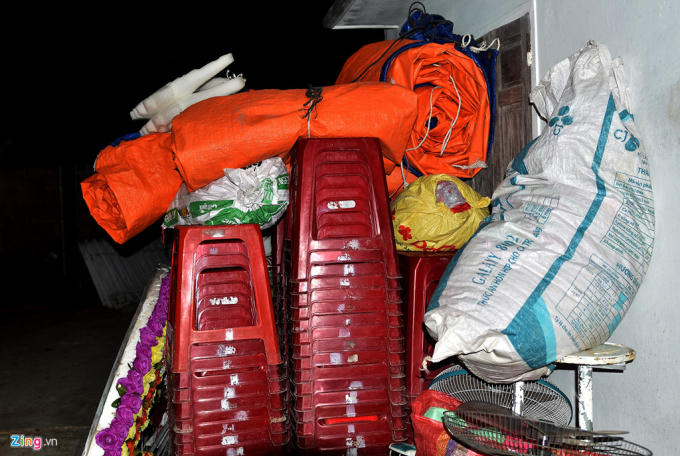 Cổng hoa, lều bạt che rạp đám cưới cùng bàn ghế nằm chỏng chơ ở nhà cô dâu. Ảnh: Minh Hoàng.