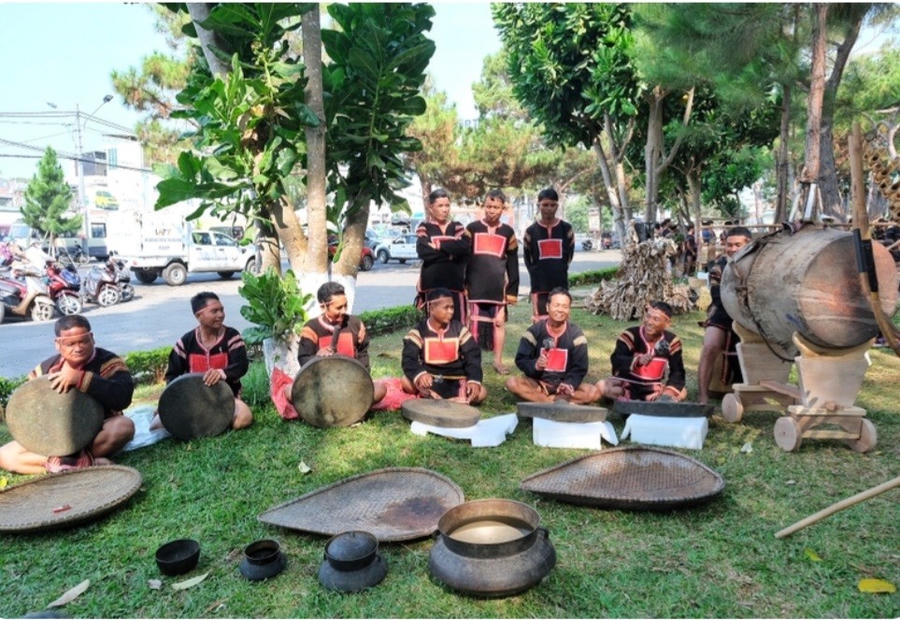 Không gian sinh hoạt văn hóa truyền thống thu hút người dân và du khách. Ảnh: Hoàng Ngọc