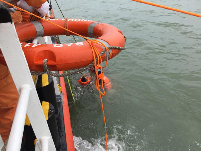 Qúa trình đưa người bị nạn được kéo lên tàu để sơ cứu và đưa vào đất liền.