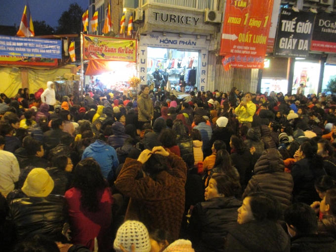 Với lượng người như này,muốn vào được chùa hay đi lại là điều vô cùng khó khăn. (Ảnh: Thu Hường)