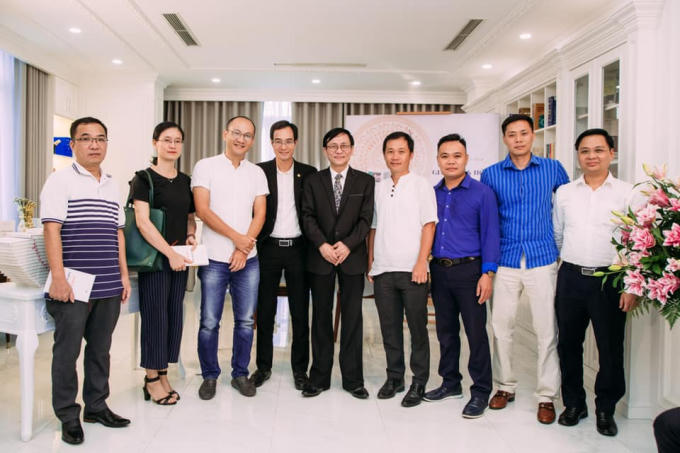Hai tác giả cuốn sách